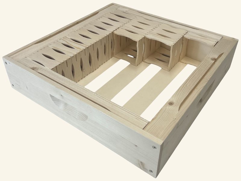 Wabenhonigzarge aus Holz mit eingesteckten Rähmchen